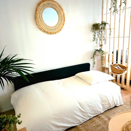 Vie Caennaise Au Port & Vaugueux Caen